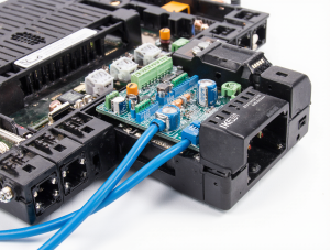 nfraestructura de seguridad eléctrica residencial de alta gama que muestra la integración de dispositivos AFDD, protección contra sobretensiones y diferenciales inteligentes en un cuadro digital de CBS Eléctrica.