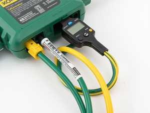 Detalle de una conexión de puesta a tierra con su cable verde-amarillo debidamente etiquetado y un medidor digital (telurómetro) conectado.